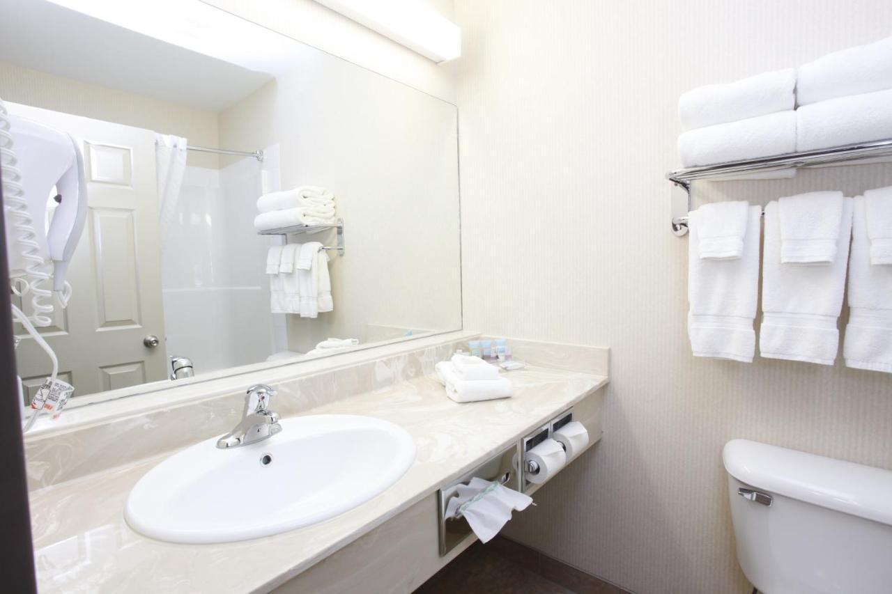 Vegreville Suites Hotel 3*